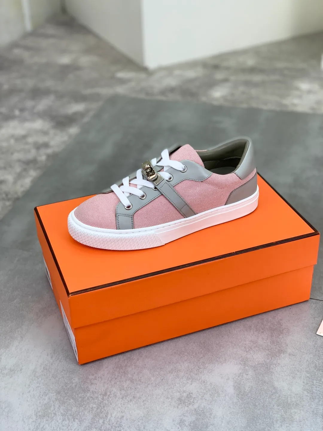 Men's men's shoes 💰P640 New Hermes top version Hermès classic couple style #𝐊𝐞𝐥𝐥𝐲 buckle casual white shoes skateboard shoes that will not conflict with shoes at all. Full of unknowns, Hermès rarely produces flat casual shoes and they are paired with classic palladium-plated Kelly shoe buckles! You'll fall in love with it at first sight. It's super versatile and can be worn with any skirt or pants. 🉑️Close your eyes and wear it. It's super noble. Fabric: Specific cowhide/canvas material. Lining: Sheepskin lining. Outsole: Original molded TPU outsole. Size: 35-45.